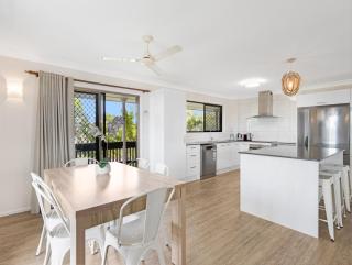 Spacious 3-Bed Home with Large Balcony - Hervey Bay - 3