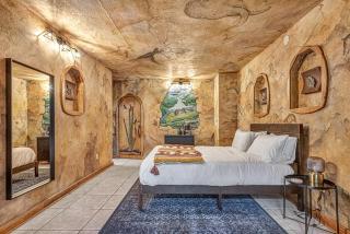 Hidden Oasis with indoor pool, exotic room and private lake - 3