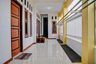 SPOT ON 93385 Penginapan Hj Lilis 2 Syariah - Sukabumi - 8