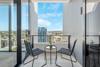 Top Floor with Gorgeous Views, King Bed, Pool & Gym - 6