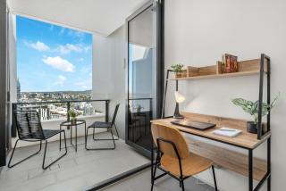 Top Floor with Gorgeous Views, King Bed, Pool & Gym - Brisbane - 7