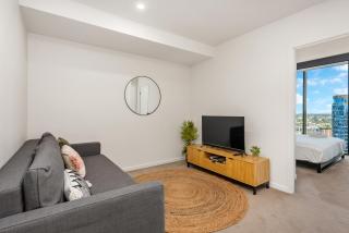 Top Floor with Gorgeous Views, King Bed, Pool & Gym - Brisbane - 9