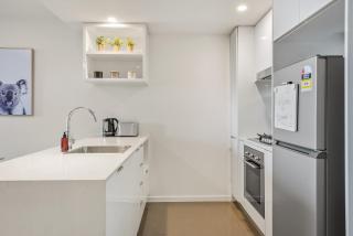 Top Floor with Gorgeous Views, King Bed, Pool & Gym - 5