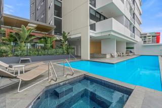 Top Floor with Gorgeous Views, King Bed, Pool & Gym - 2