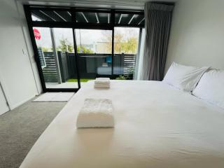 Brand New 3 bedroom Spacious House Car park Lower Hutt City Centre - Lower Hutt - 1