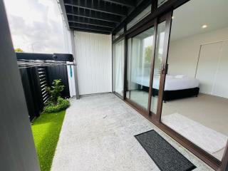 Lower Hutt Central Brand New 3 bedroom 2 Bath Spacious House Balcony Private garage - Lower Hutt - 2