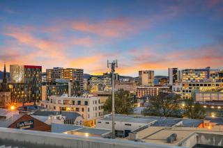 Luxury Penthouse with Terrace & Breathtaking Views - Hobart - 5