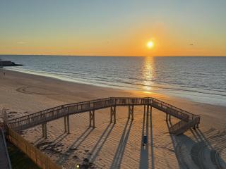 Seascape 2202 The Seashell Pearl Beachfront Condo Gulf Views Pool Hottubs Netflx - 8