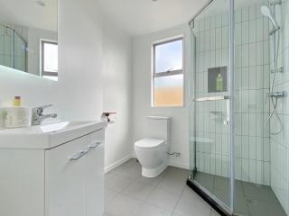 6mins to airport Large Family House - 4