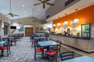 Howard Johnson Hotel & Conference Center by Wyndham Salem - Salem - 3