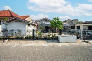 SUPER OYO Gandaria Guest House Near Masjid Raya Sumatera Barat - Padang - 9