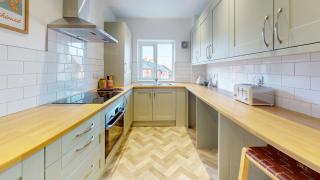 Riya Apartments - 3 Bedroom, 5 beds, 1 Bathroom, Fast Wifi, Sky Sports, Free Parking, 20 PERCENT OFF LONG STAY -See our site for assurance - South Shields - 1