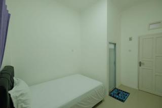 Hotel O Qq Kost Near Pantai Kebesaran Beach - 2