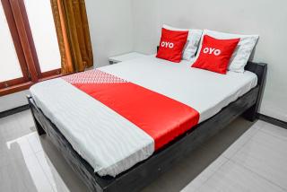 OYO 93869 Regina Homestay Syariah - Surabaya - 8