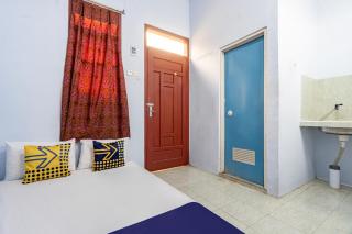 SPOT ON 93966 Dhiya Guest House Syariah - Kediri - 3