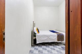 SPOT ON 93967 Hasna Guest House Syariah - Kediri - 3