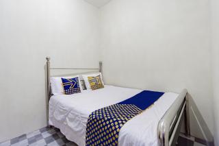 SPOT ON 93967 Hasna Guest House Syariah - Kediri - 0