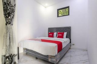 OYO 94049 Pondok Accilia - Megamendung - 2