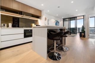 Luxurious 2BR Apt w River View - 6