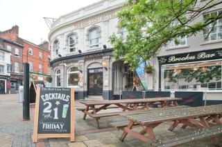 OYO The Red Lion Hotel - 1