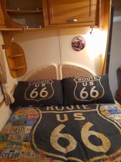 Cosy caravan off the street - - 9