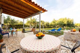 Petalidi Sunny Home One - Charming Garden Nest - 4