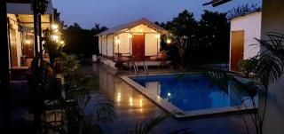 Luxury Farmhouse in Chhatarpur with Pool - New Delhi - 1