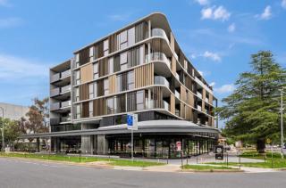 Convenient Braddon Studio with Parking - 2