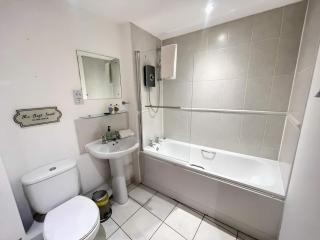 City Centre 2BR Apartment, Free Parking! - 6