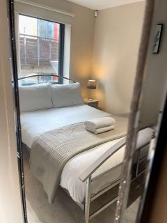 City Centre 2BR Apartment, Free Parking! - 4