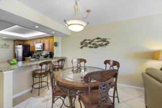 Stylish beachfront condo with pool and ocean views - 2