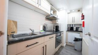 The Townhouse - FREE Parking & Wi-FI - 5