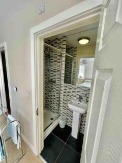 Two bedroom apartment set in communal gardens - 1