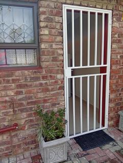 Visitors' Paradise Guest House - Newcastle - 5