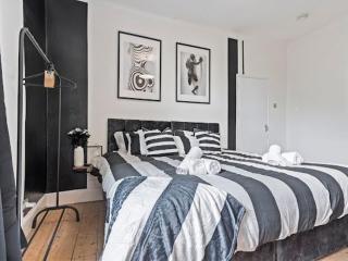 BS6 -Modern 5 Bedroom - 10 Beds - Parking -Free WiFi - 9