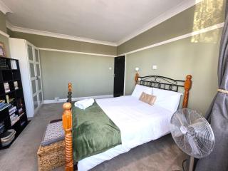 Modern Chic 3-Bed Retreat in Chadwell Heath - Goodmayes - 0