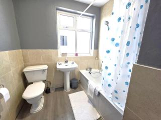 Modern Chic 3-Bed Retreat in Chadwell Heath - Goodmayes - 9