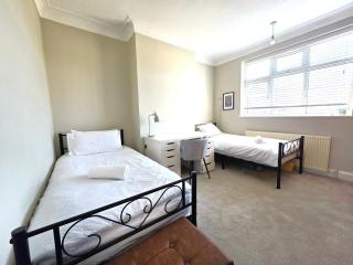 Modern Chic 3-Bed Retreat in Chadwell Heath - 8