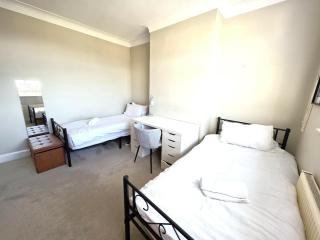 Modern Chic 3-Bed Retreat in Chadwell Heath - Goodmayes - 7
