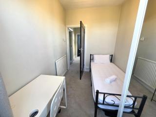 Modern Chic 3-Bed Retreat in Chadwell Heath - 5