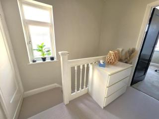 Modern Chic 3-Bed Retreat in Chadwell Heath - 1