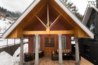 StayVista at Frozen Fall at Dewdrop Cottages with BBQ & Bonfire - Gulmarg - 0