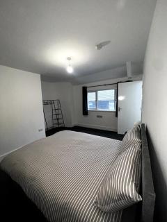 Bright & Spacious 4 Double Bedroom Home for 8 People - Dowlais - 8