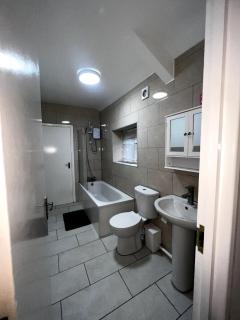 Bright & Spacious 4 Double Bedroom Home for 8 People - Dowlais - 5