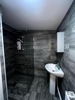 Bright & Spacious 4 Double Bedroom Home for 8 People - 3