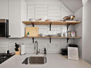 CozySuites NLG - Modern 1BR condo #07 - 4