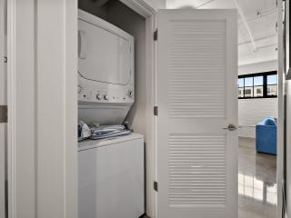 CozySuites NLG - Modern 1BR condo #07 - 2