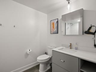 CozySuites NLG - Modern 1BR condo #05 - 1