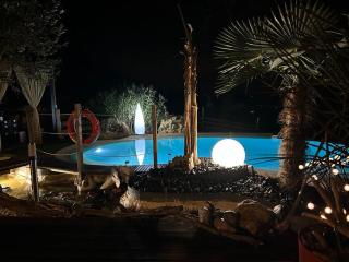 Bienvenue dans notre Tiny House le Roscoland sur notre établissement professionnel à La Marc'Quize avec piscine partagée et bain nordique privatif en prestation supplément - 5