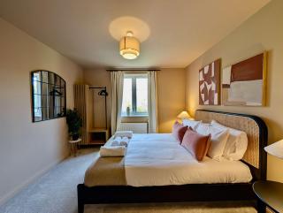Bright & Spacious 2-Bedroom Flat with Modern Design - 3